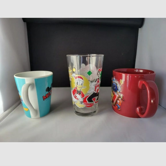 Lot/Bundle of 3 Disney Friends, Mickey, Minnie, Goofy, Donald, Daisy Mug and Cup - Picture 4 of 11